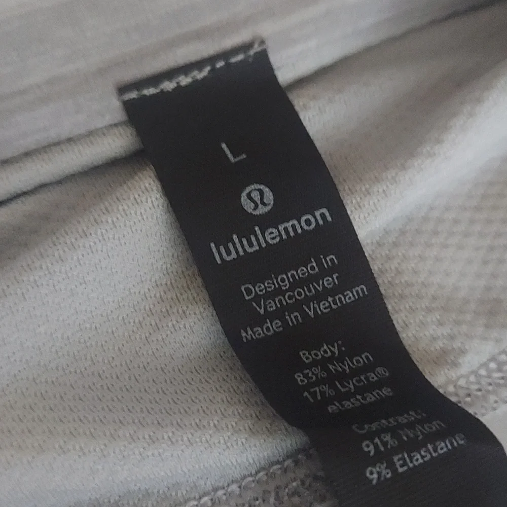Lululemon style with visible stitching details and cropped length.